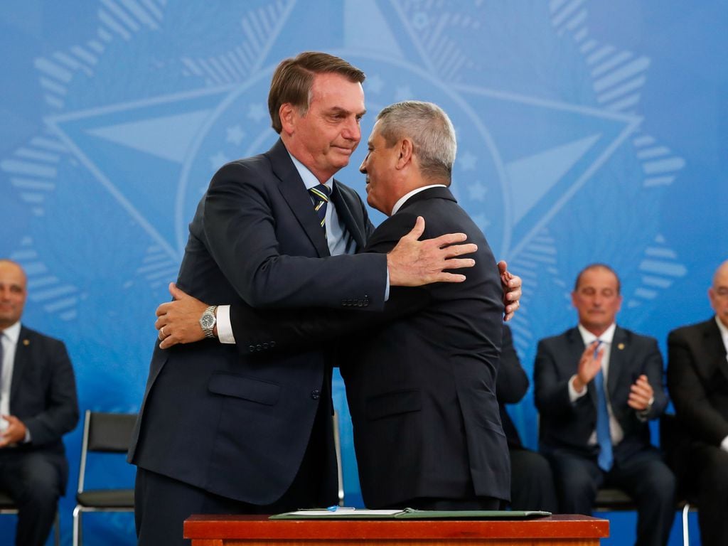 Bolsonaro-abracando-Braga-Netto Bolsonaro-abracando-Braga-Netto