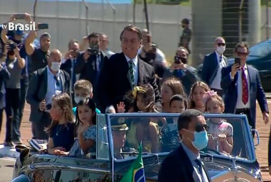 Bolsonaro em carro aberto com crianças. (Foto: Reprodução)