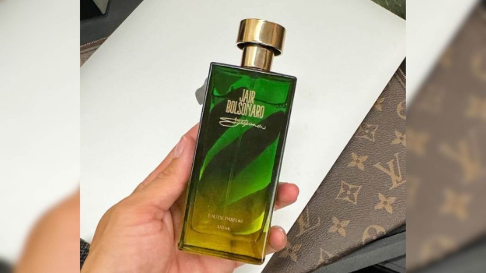 Bolsonaro assina linha de perfumes Bolsonaro assina linha de perfumes