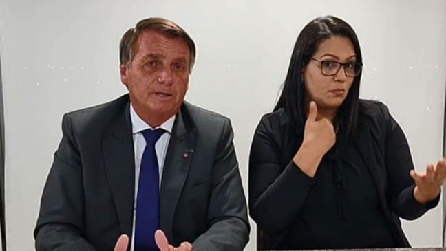Print de live de Jair Bolsonaro com intérprete de libras