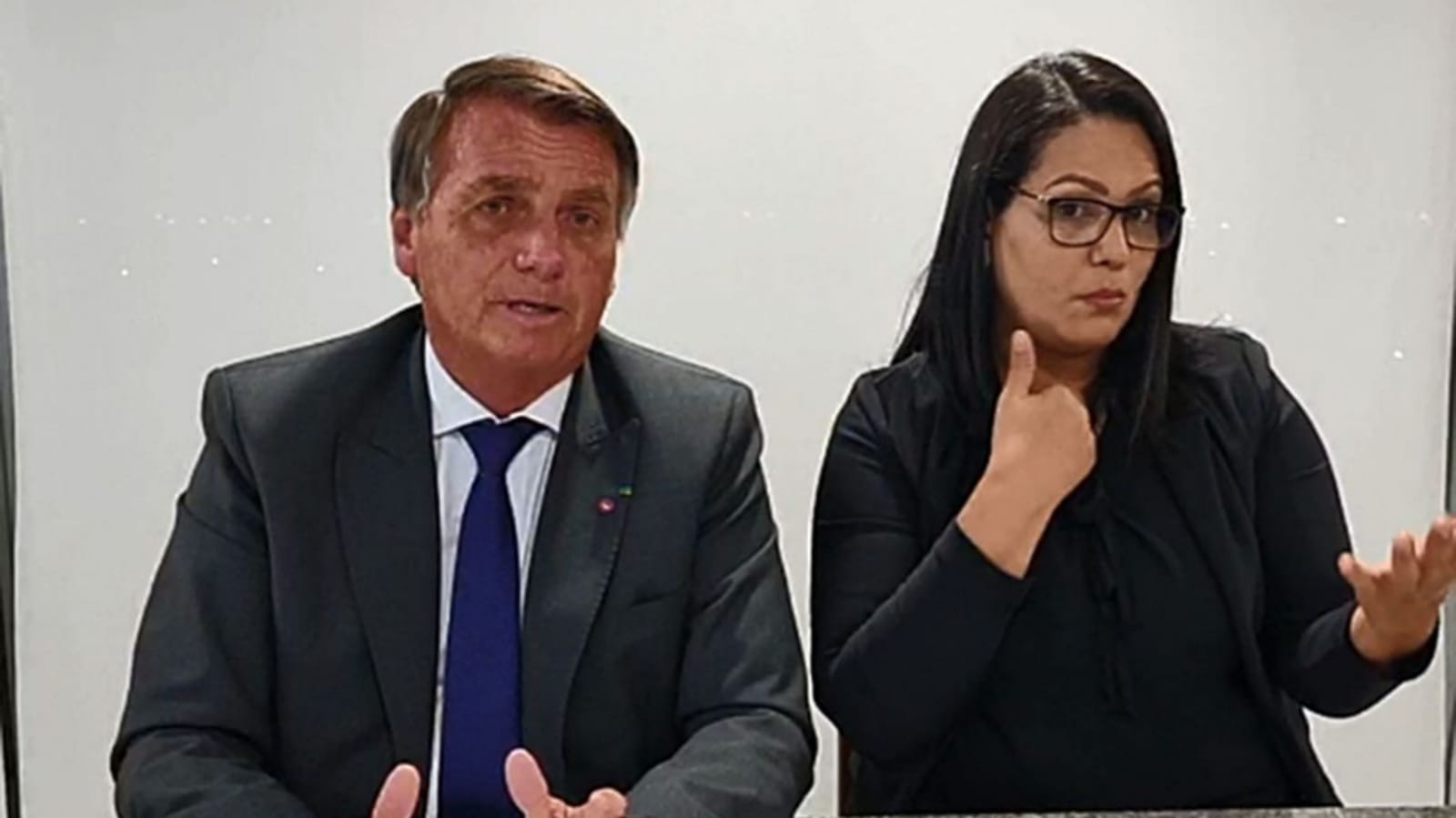 Print de live de Jair Bolsonaro com intérprete de libras