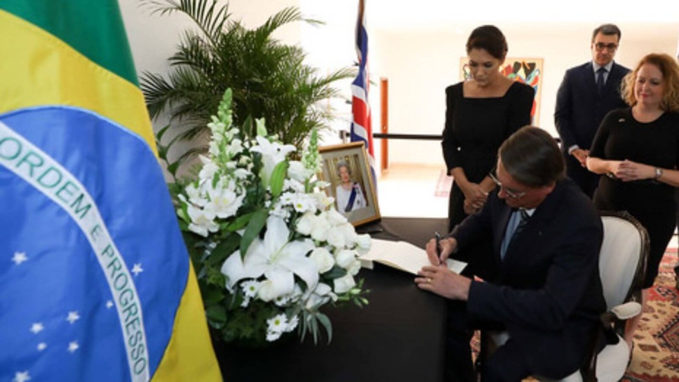 Bolsonaro assina livro de condolências da Rainha Elizabeth II