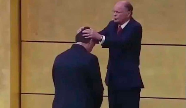 Bolsonaro recebe unção de Edir Macedo no Templo de Salomão