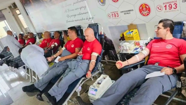 Bombeiros doando sangue