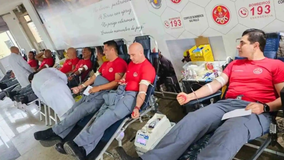 Bombeiros doando sangue
