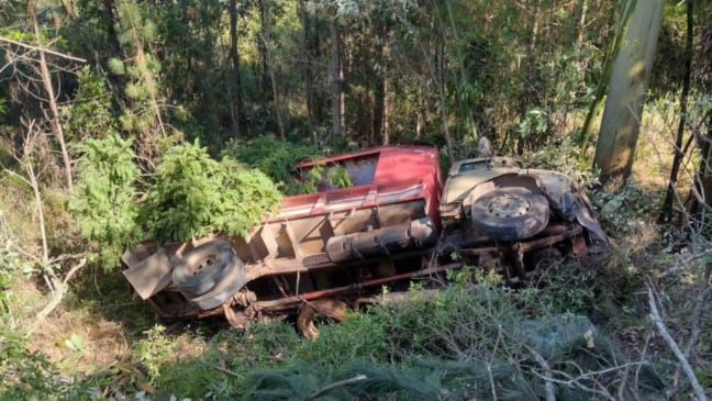 Bombeiros resgatam motorista de caminhão que caiu em ribanceira na Zambotto