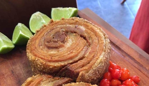 Boteco faz sucesso vendendo torresmo gigante