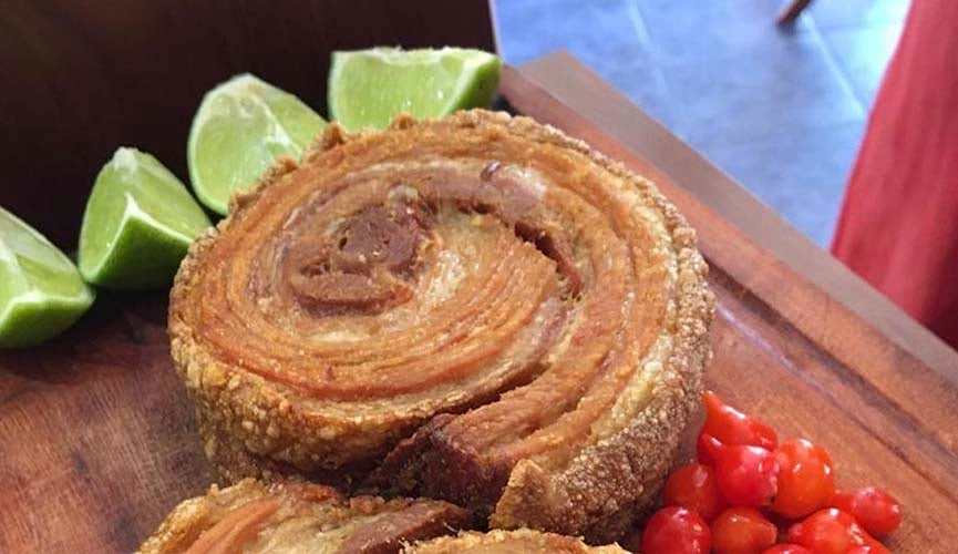 Boteco faz sucesso vendendo torresmo gigante