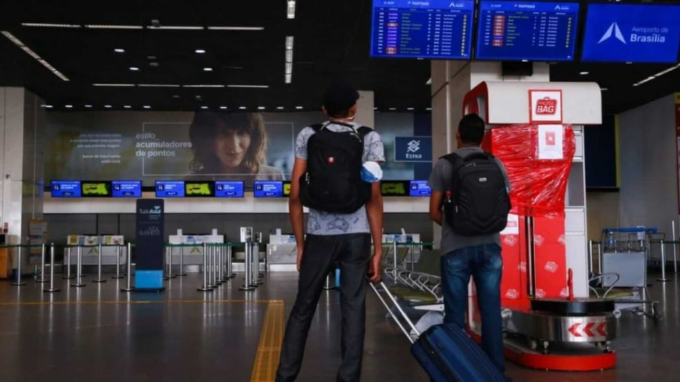 Dois homens em aeroporto