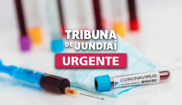 Mesa de laboratório com tubos de ensaio