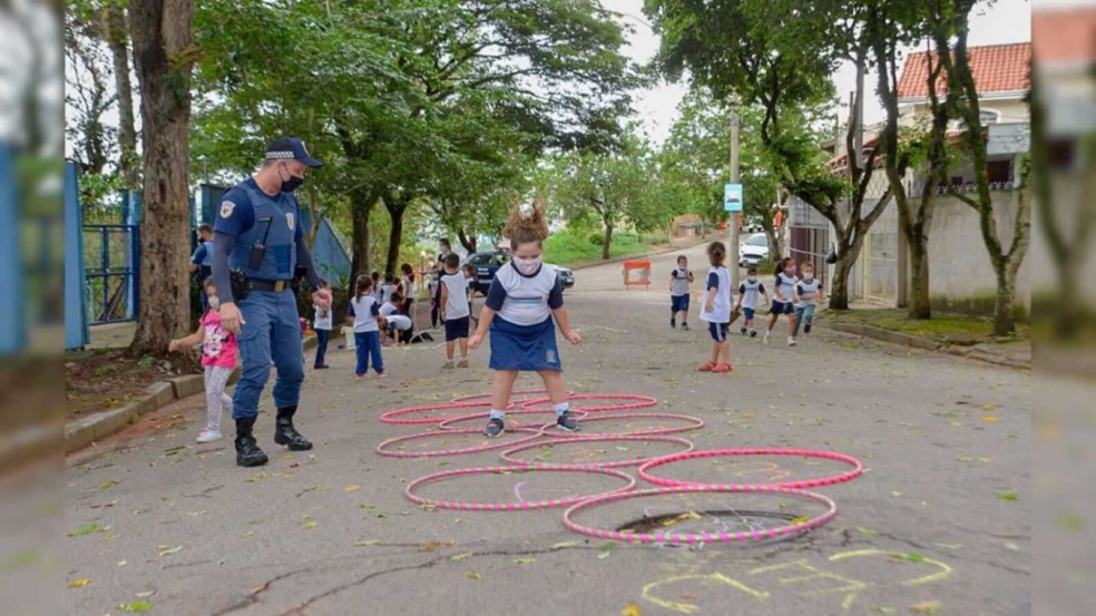 Crianças brincando na rua