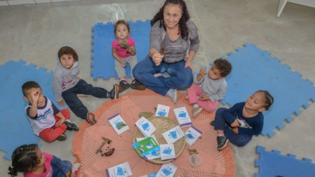 Parte da turma da professora Irenilda trouxe o resultado de suas expedições com a moldura de observação da natureza e do kit de descobertas (Foto: Prefeitura de Jundiaí)