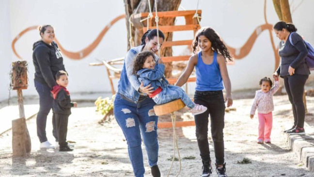 Veronyka e Vitória, filhas da Vanessa, escolheram a tirolesa como sua brincadeira favorita (Foto: Prefeitura de Jundiaí)