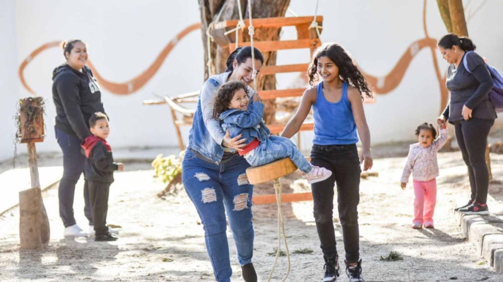 Veronyka e Vitória, filhas da Vanessa, escolheram a tirolesa como sua brincadeira favorita (Foto: Prefeitura de Jundiaí)
