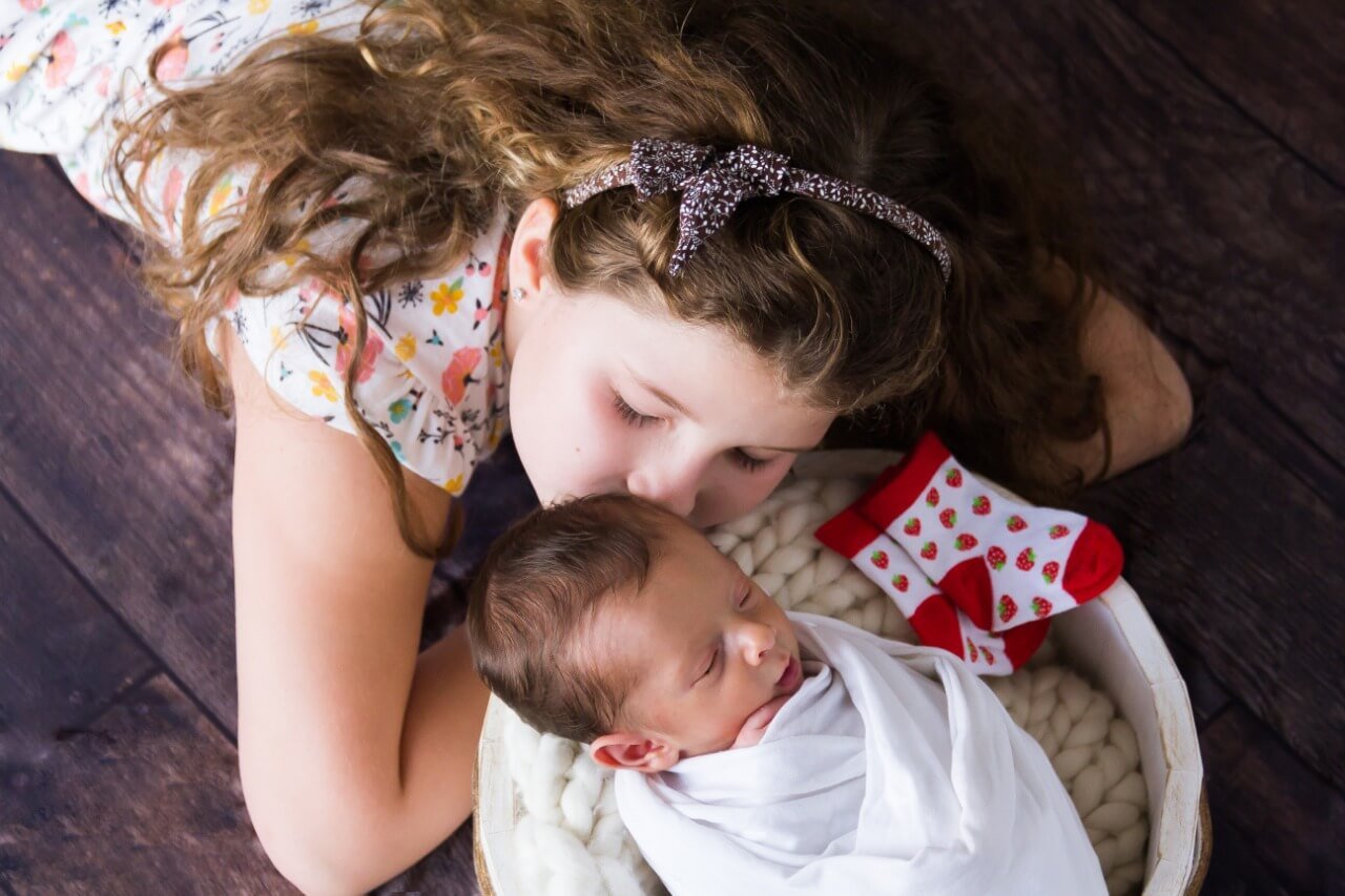 Sofia e Caetano, com muito carinho lembrando da carinho da irmãzinha Heloísa (Foto: Jaqueline Rosa)