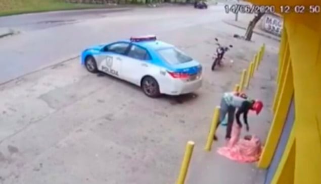 Motociclista cobre mulher em estado de rua