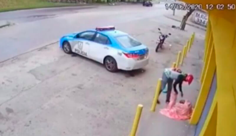 Motociclista cobre mulher em estado de rua