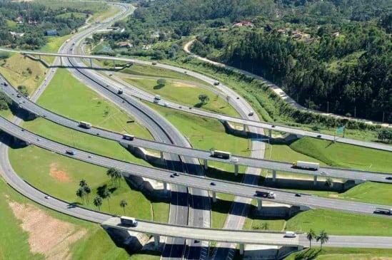 Vista aérea do complexo viário Anhanguera e Bandeirantes mostra interseções e viadutos, destacando a fluidez do tráfego e infraestrutura moderna.