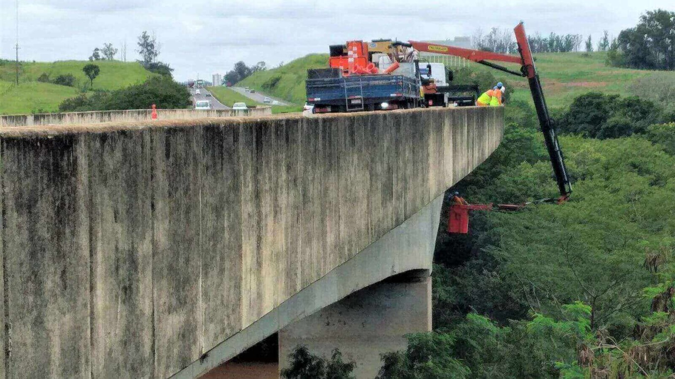 Equipe em obra de ponte do Sistema Anhanguera-Bandeirantes