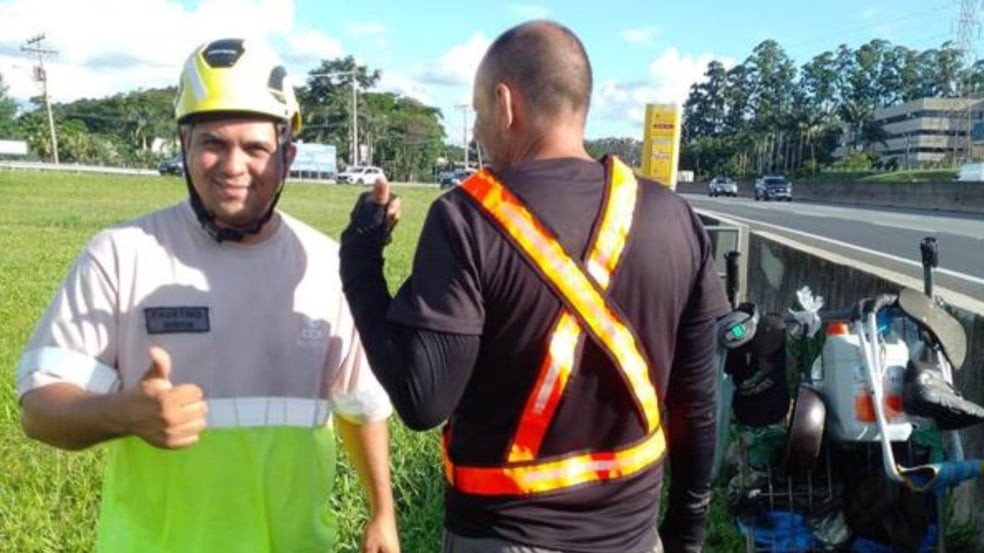 Agente de trânsito com morador de rua.