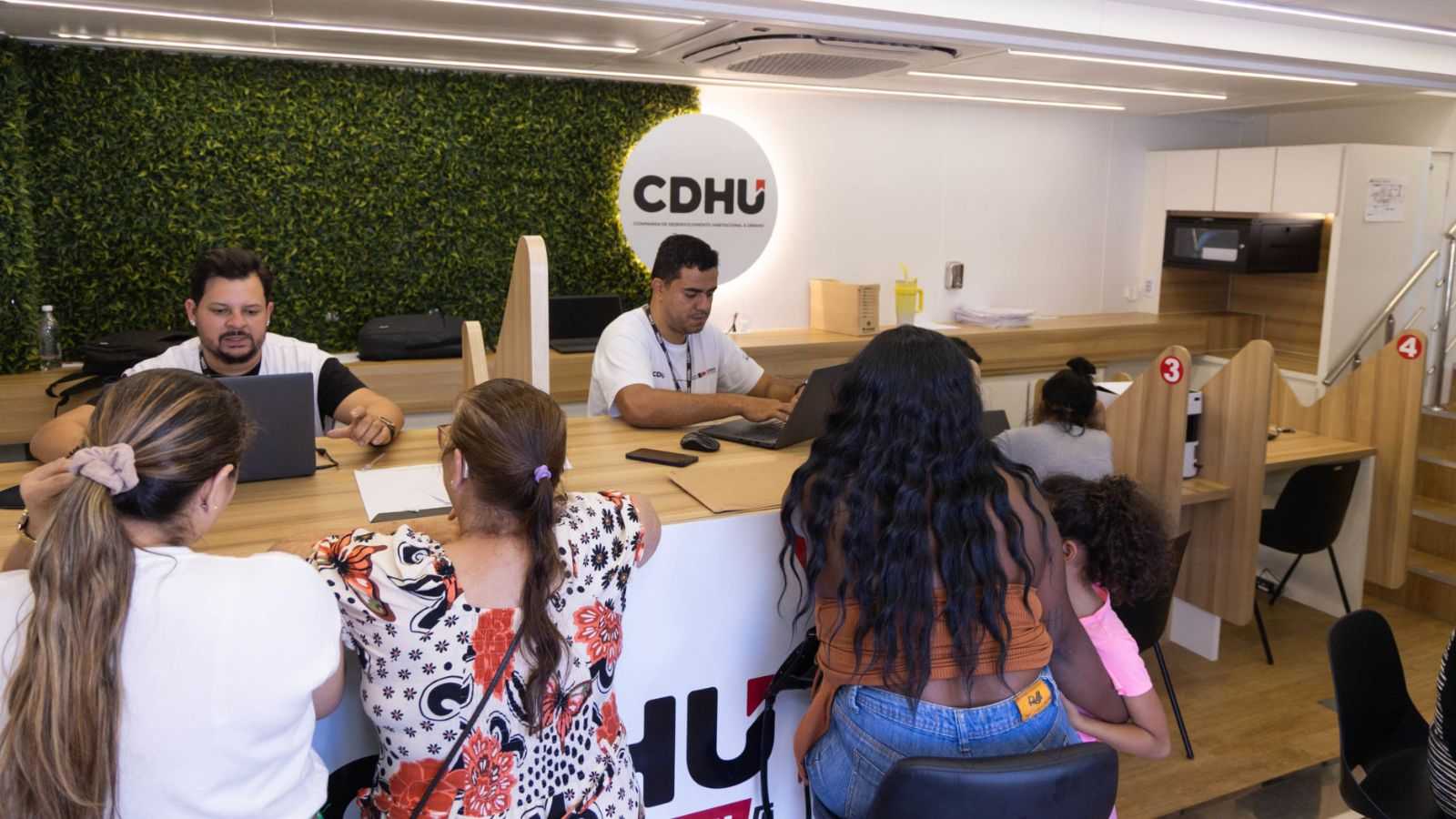 Atendimento do CDHU Móvel em Jundiaí.