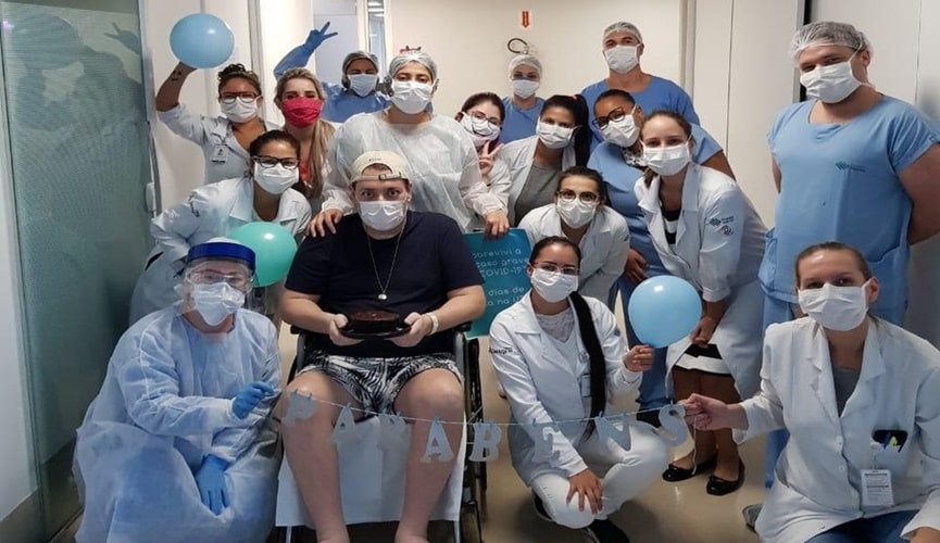 Empresário é aplaudido e tem festa de aniversário ao deixar hospital