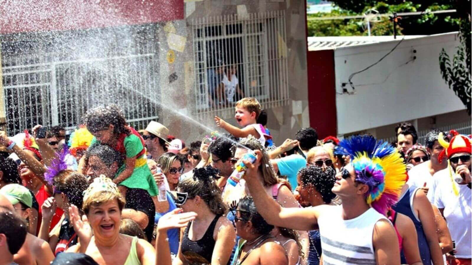 Foliões em bloco de rua no Carnaval em 2018