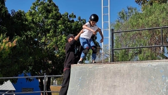 Menina andando de skate Menina andando de skate