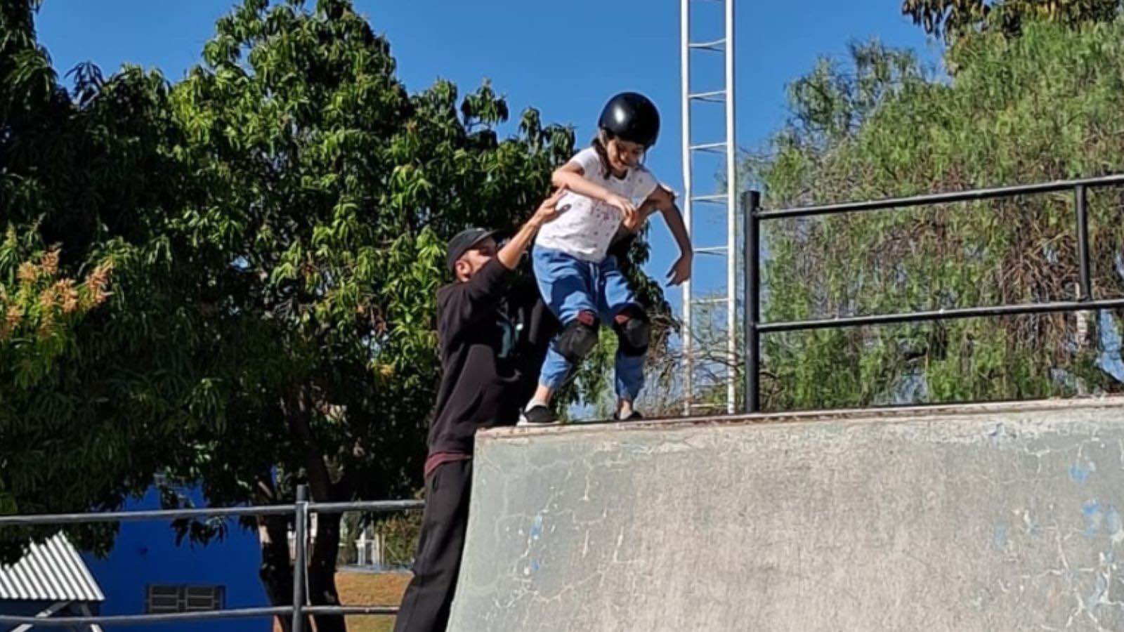 Menina andando de skate