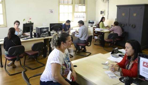 Foto de pessoas sendo atendidas em salas