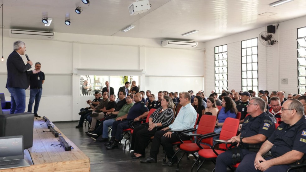 Vice-prefeito de Jundiaí, Ricardo Benassi, falando em evento da guarda.