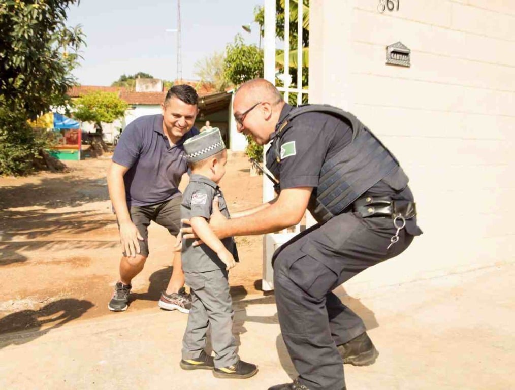 Cabreúva-GM-e-PM-surpreende-memnino-de-3-anos-compressed