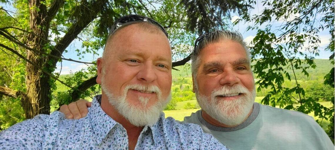 Casal de dois homens