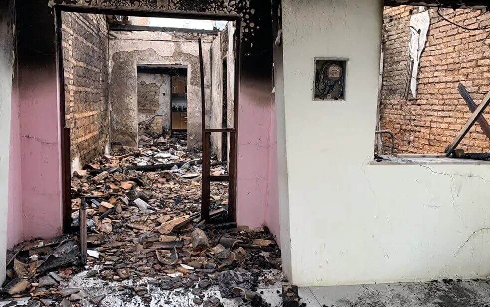 Casa destruída por incêndio