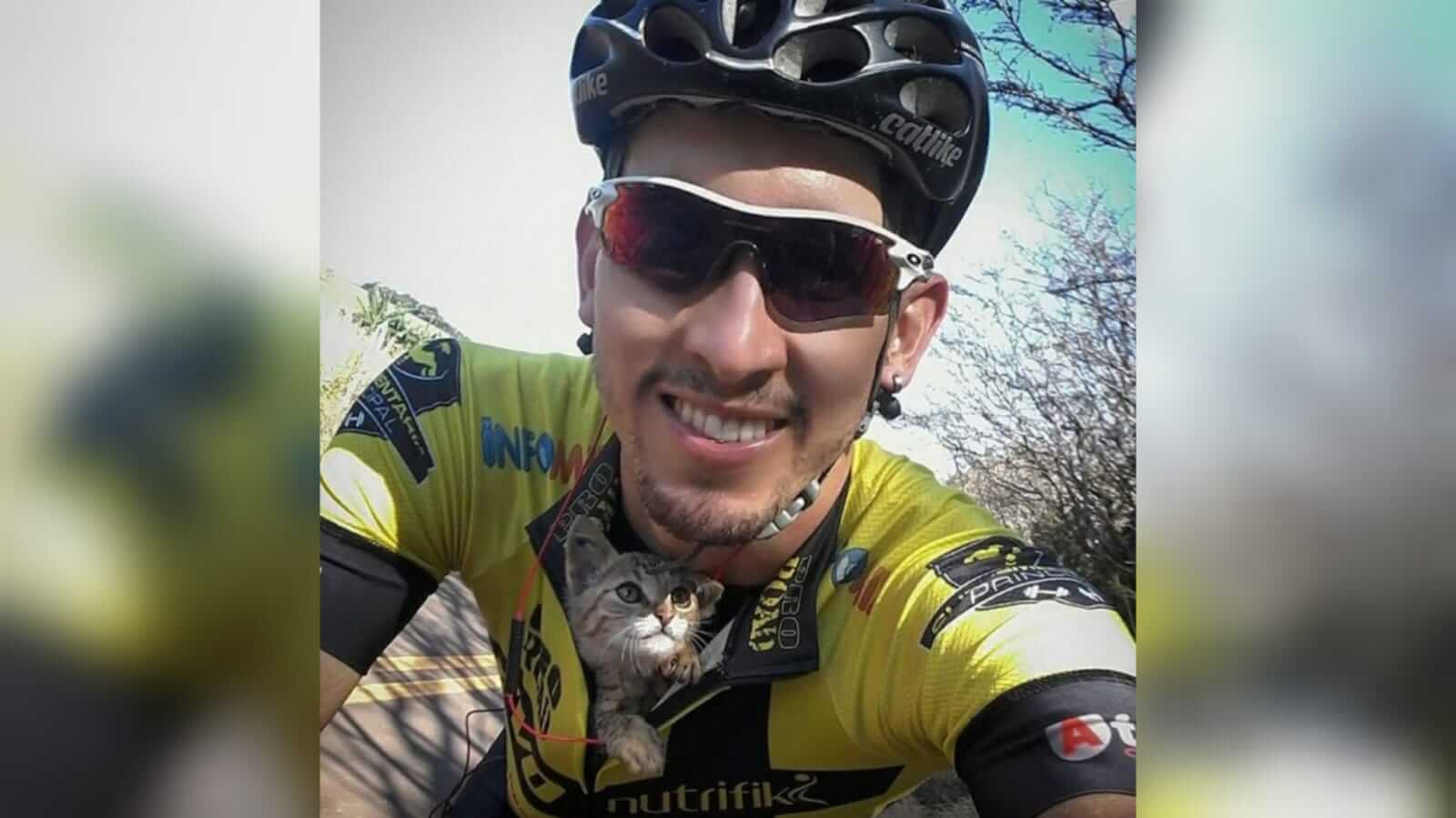 Homem em bicicleta com gato na camiseta