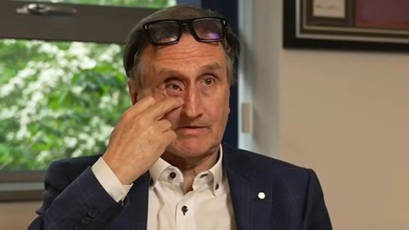 Cachorro fareja câncer no rosto do tutor e salva sua vida