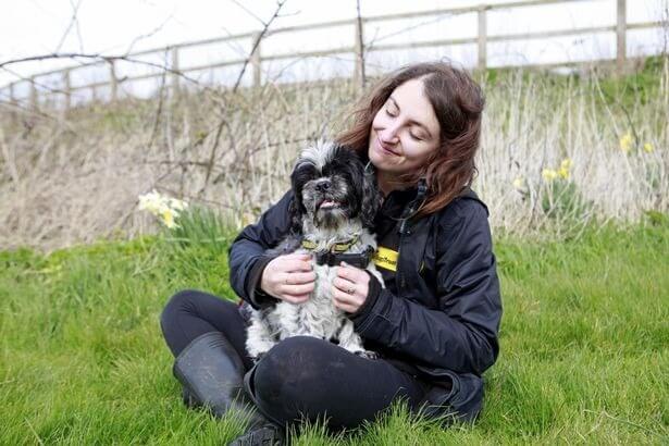Mulher segurando cachorro
