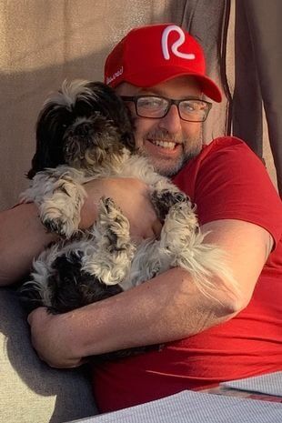 Homem segurando cachorro