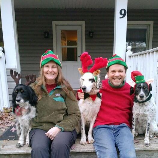 Mulher e homem com três cães