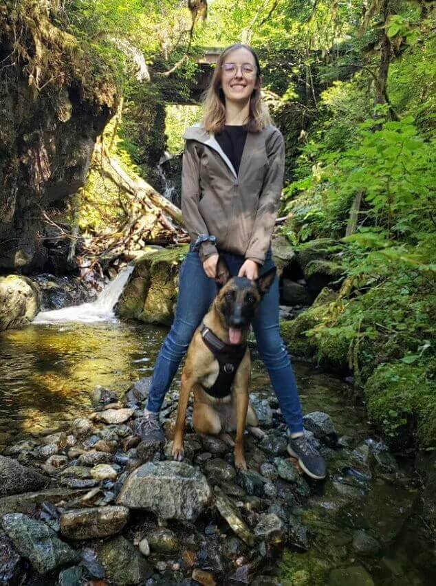 Mulher e cachorro em montanha