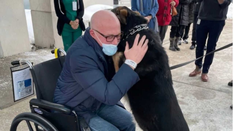 Homem em cadeira de rodas com cachorro