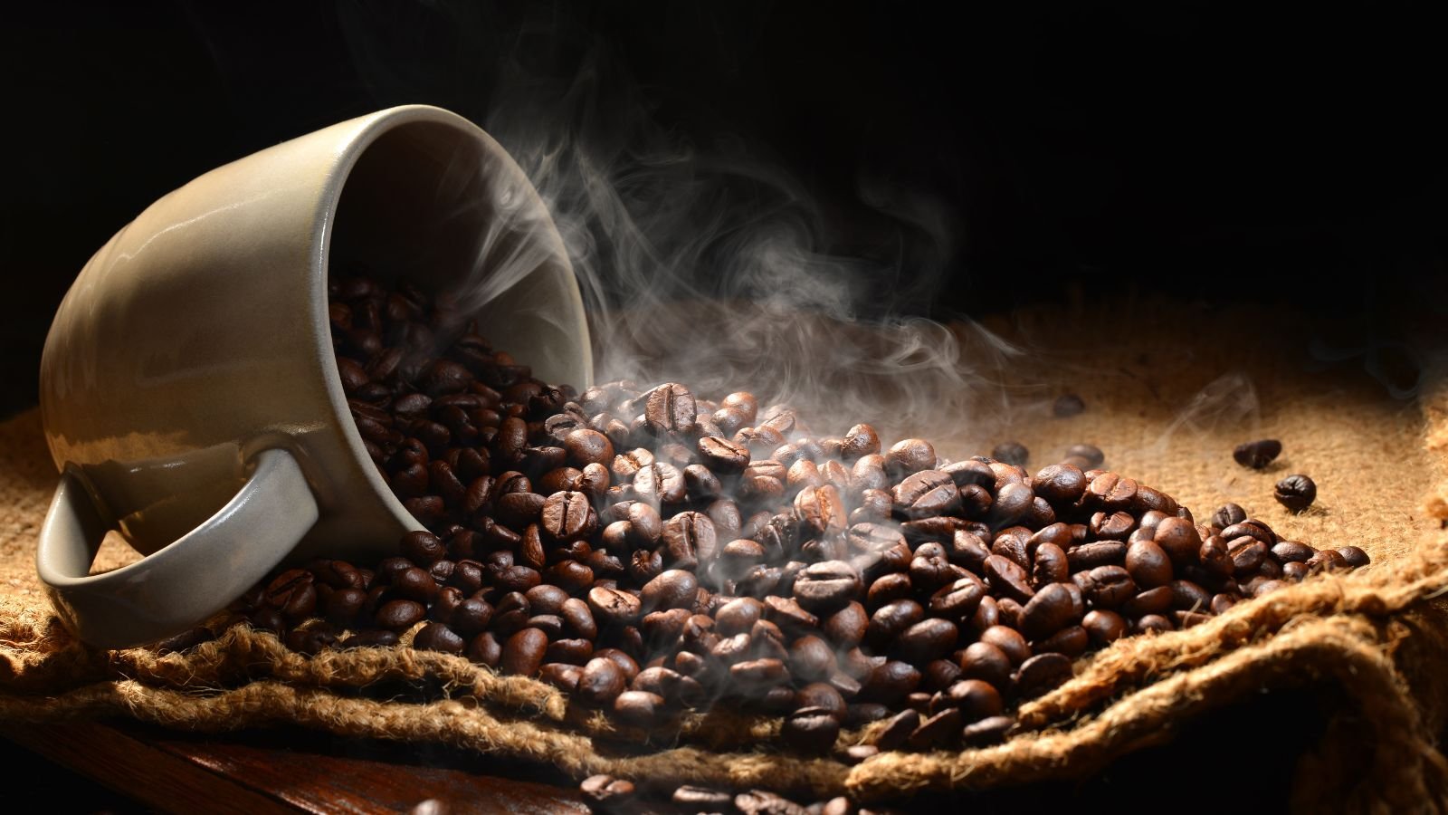 Xícara caída com grãos de café