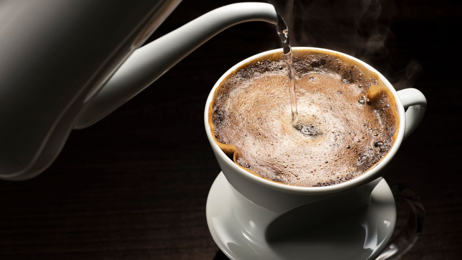 Café sendo posto na xícara