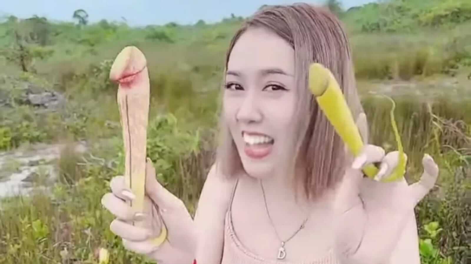 Mulheres tirando fotos com 