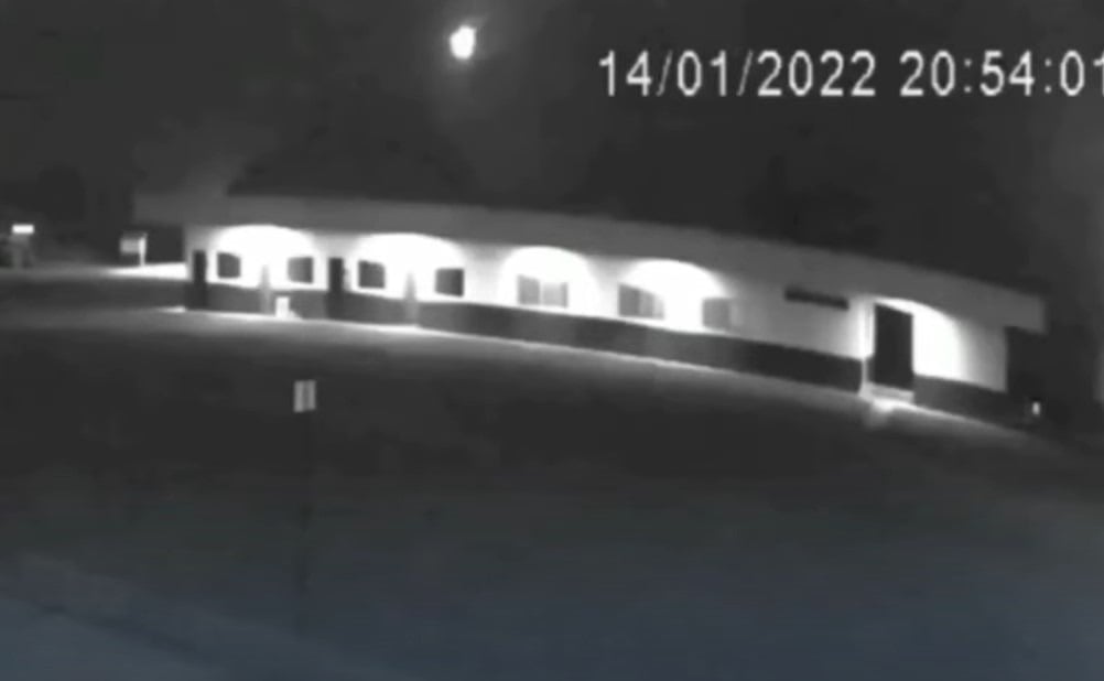 Imagem de meteoro caindo em Minas Gerais