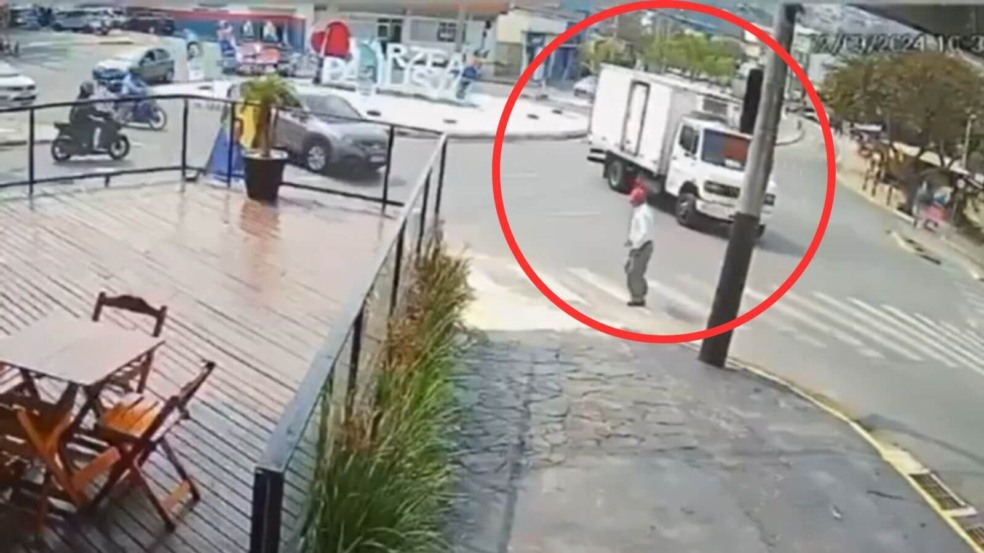 Caminhão desgovernado quase atinge pedestre e derruba letreiro em Várzea Paulista