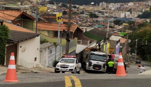 Caminhão invade muro de residência em Várzea Paulista