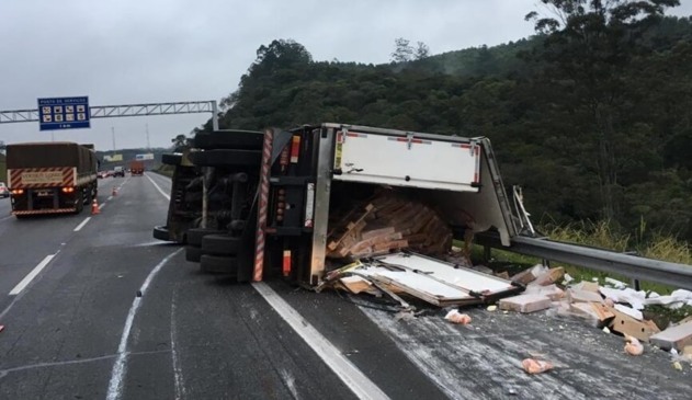 Caminhão com carga de frango congelado tomba na Rodovia dos Bandeirantes