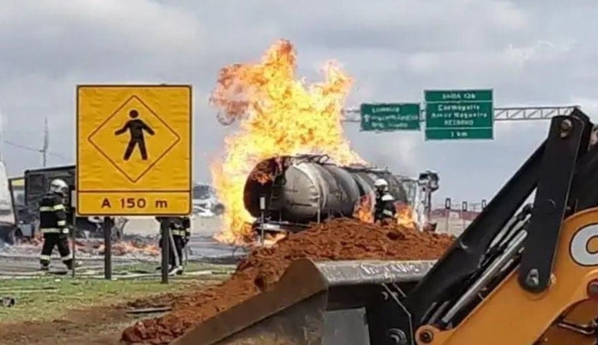 Caminhões pegam fogo e Anhanguera fica interditada nos dois sentidos