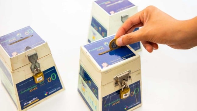 Caixinhas de arrecadação de dinheiro da APAE